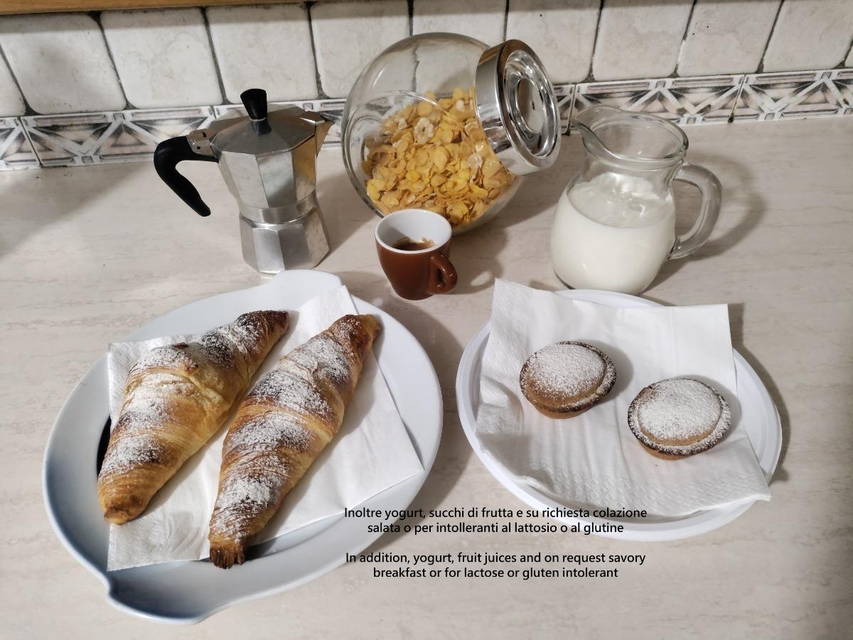 Une partie du petit-déjeuner, également des yaourts, des jus de fruits et sur demande un petit-déjeuner salé ou pour les intolérants au lactose ou au
