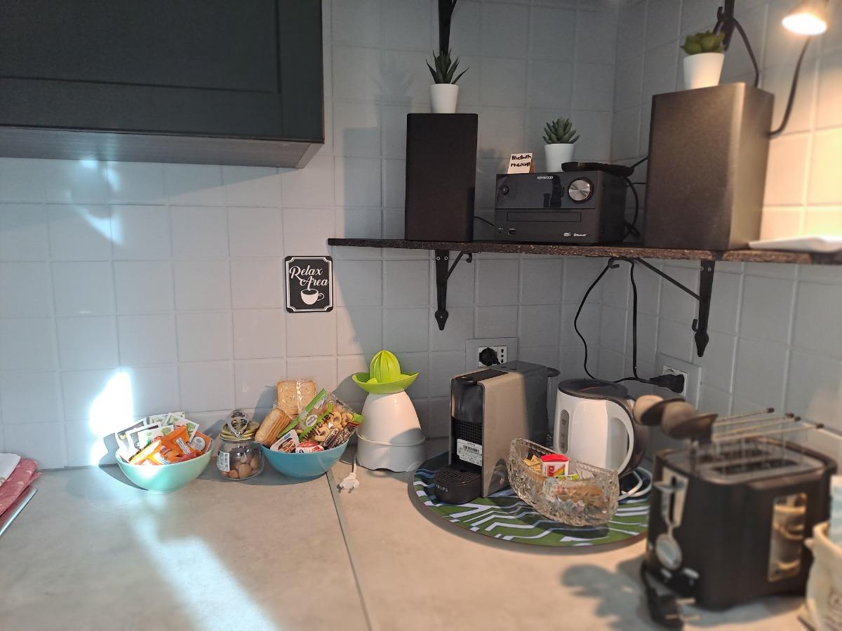 La colazione non è inclusa. A vostra disposizione troverete diverse merende confezionate, snacks, caffè e tisane.