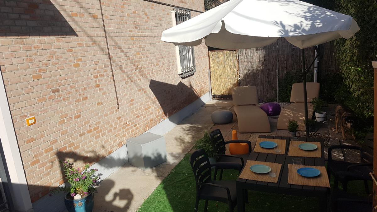 Giardino con solarium, doccia e zona pranzo tutto per voi