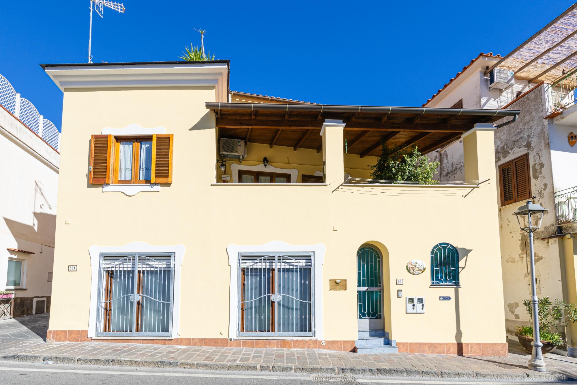 Prospetto frontale dell'intero edificio che ospita Casa Caterina
