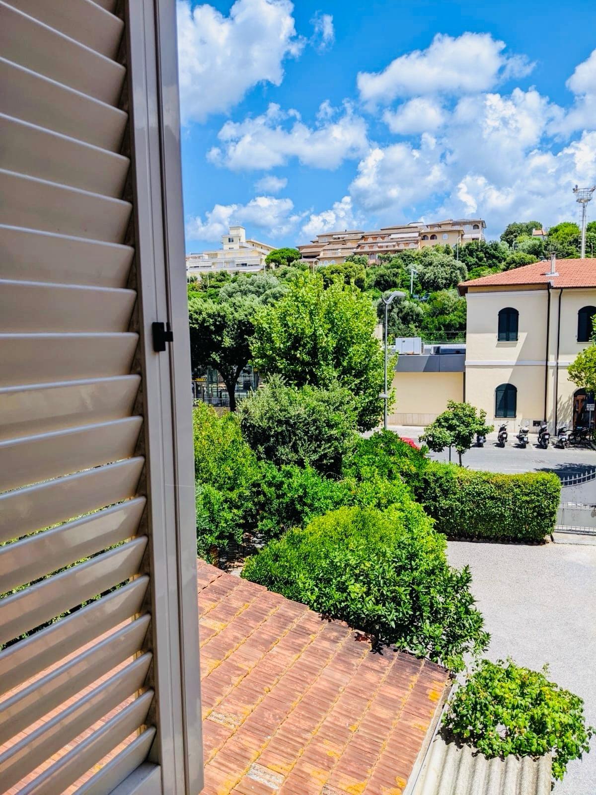 Vista sul giardino dalla camera del bilocale Il Faro