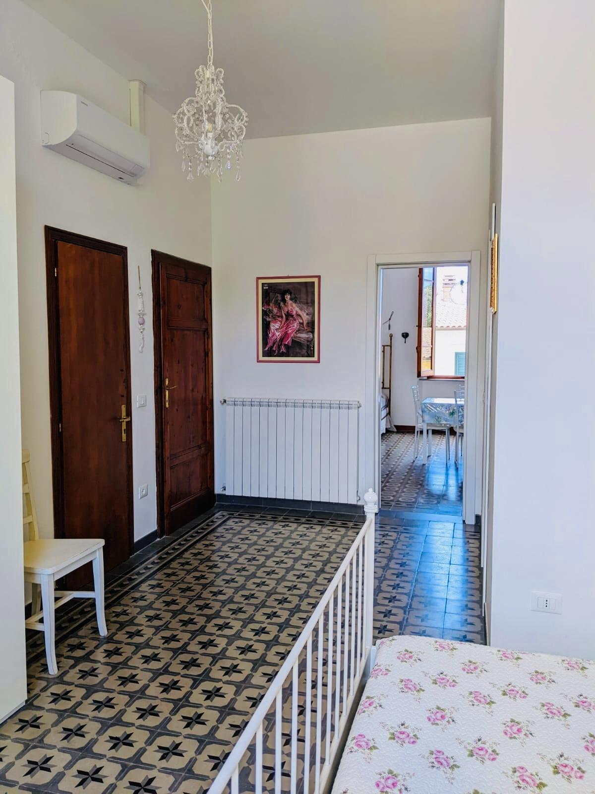 Il pavimento con le sue greche nell'ingresso del bilocale Il Faro