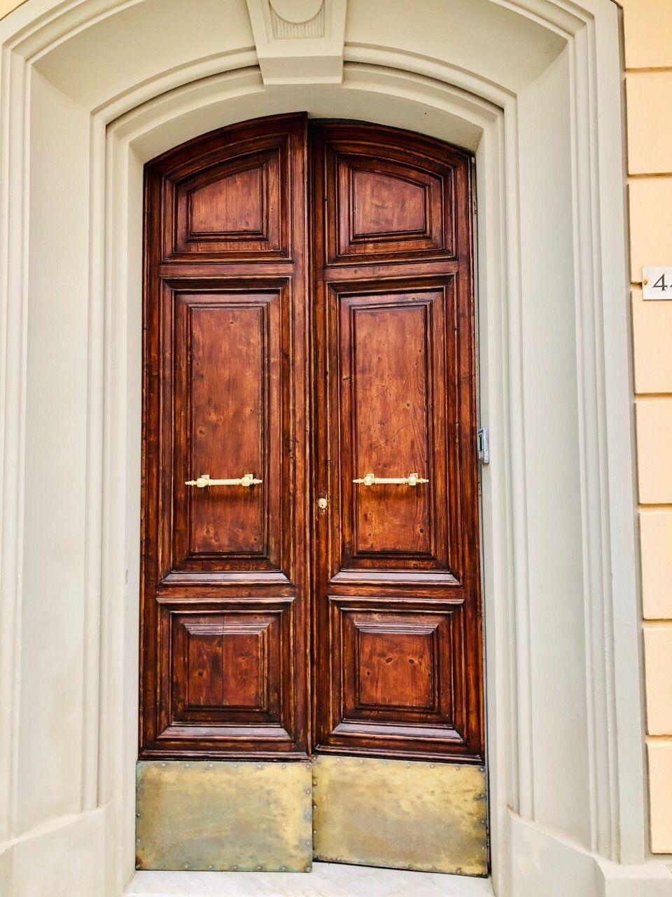 Il maestoso portone d'ingresso che conduce agli alloggi