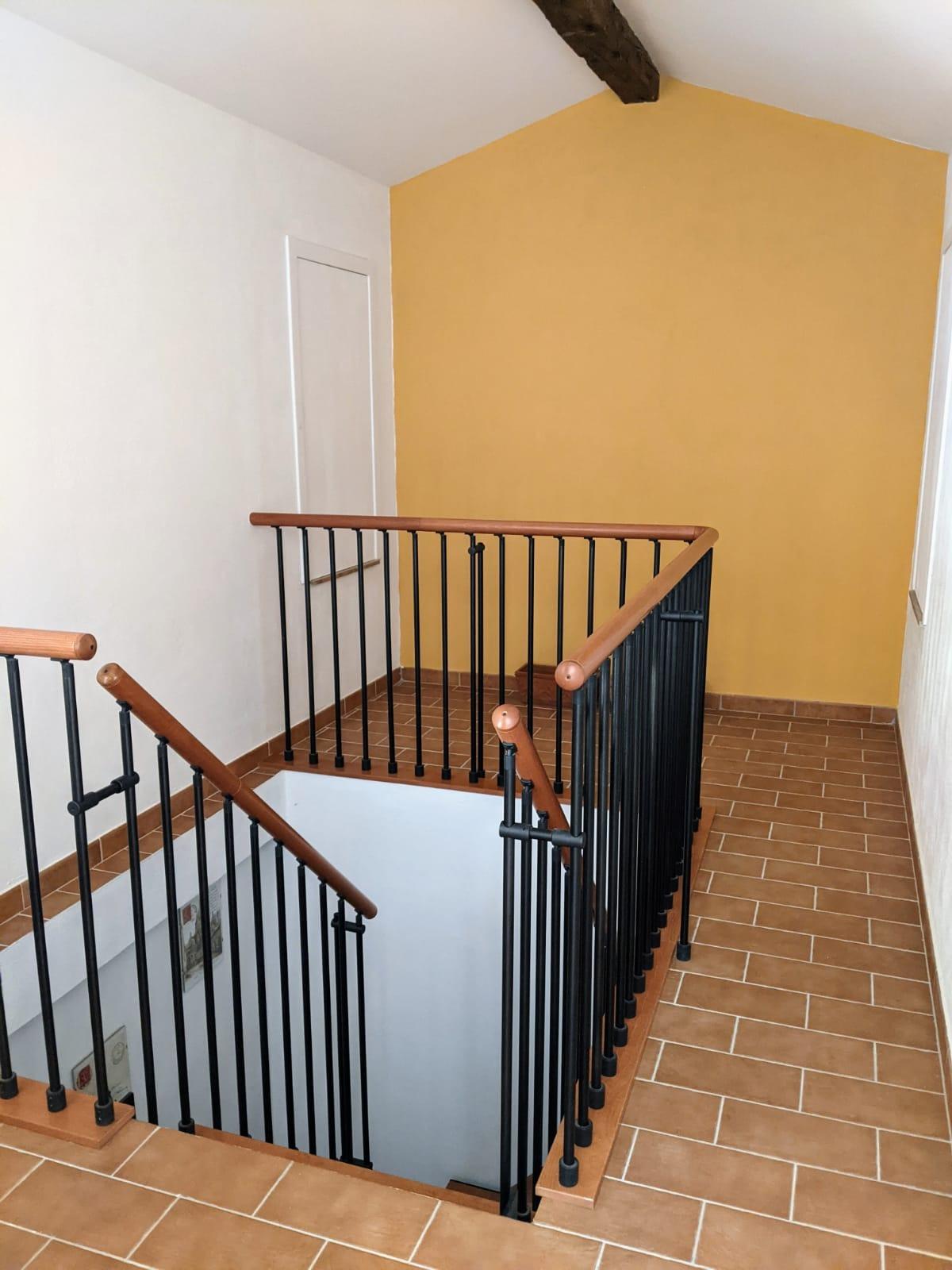 Le scale che portano alla terrazza e zona lavanderia della Residenza