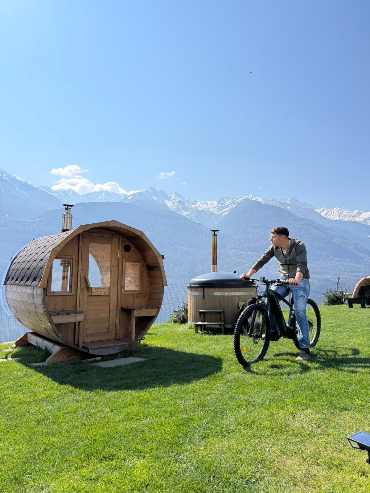 Ammirare le montagne dalla SPA dopo una bellissima gita in e-bike