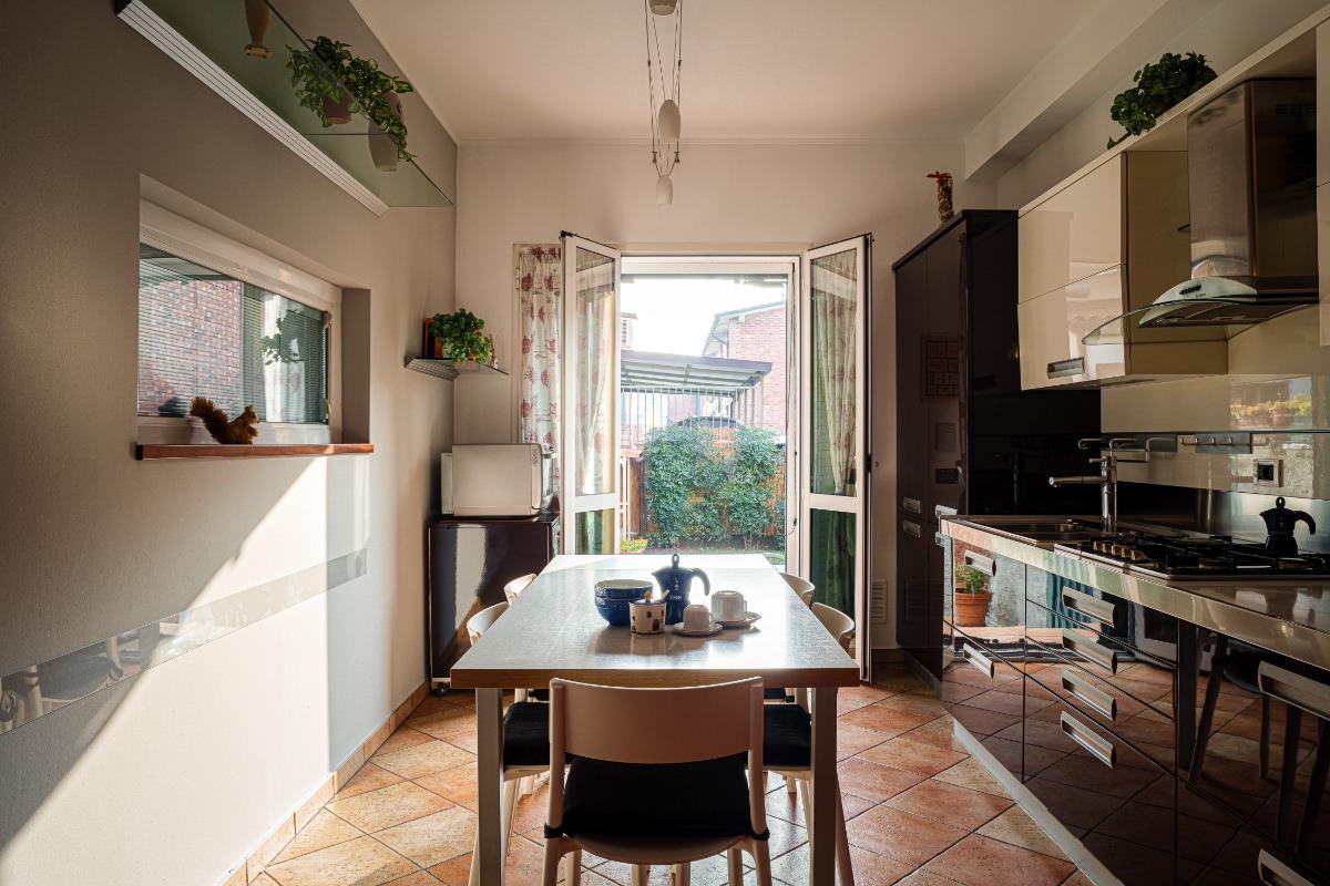 Cucina accessoriata con tavolo da pranzo