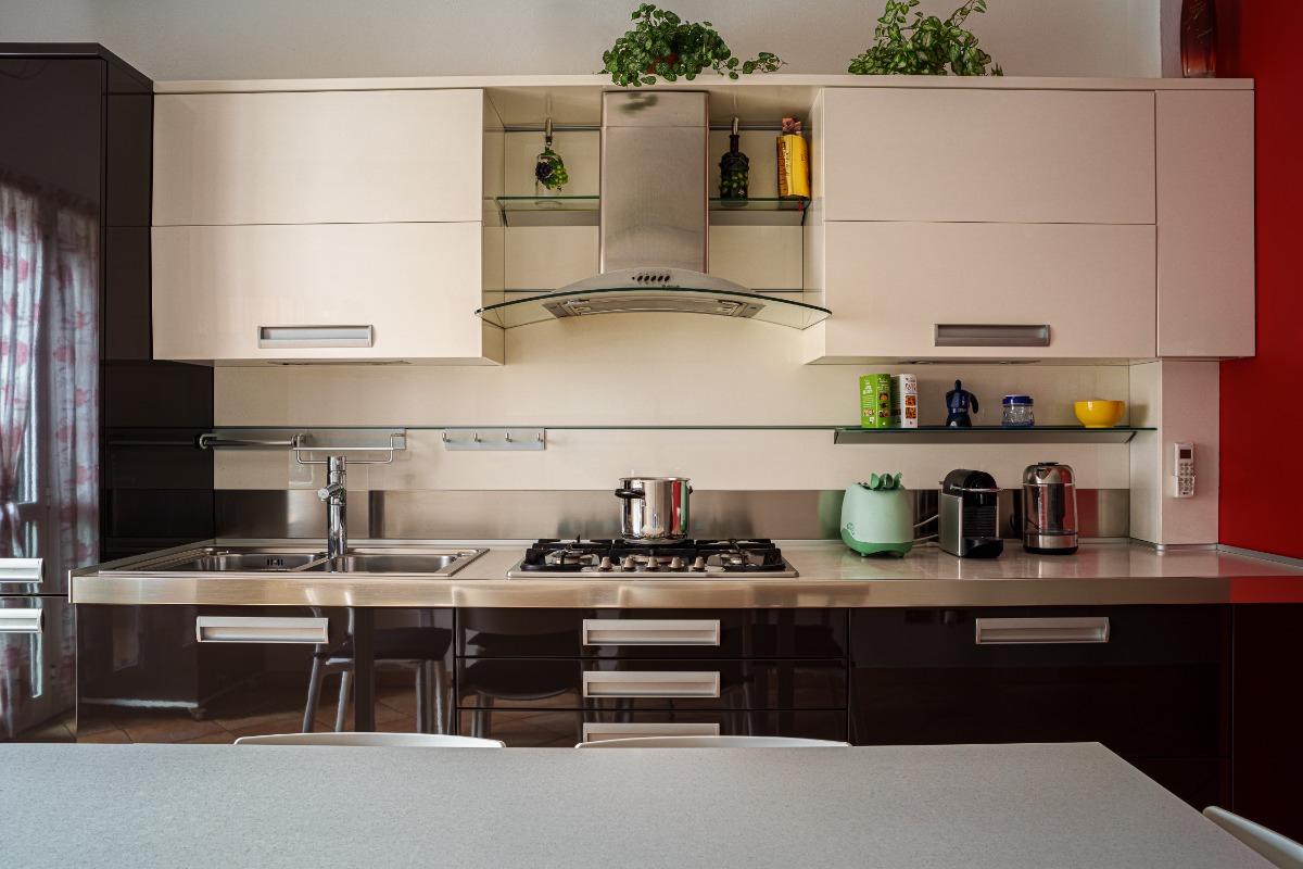 Cucina accessoriata con tavolo da pranzo