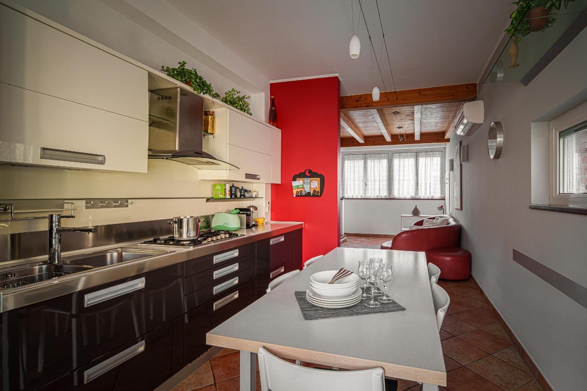 Soggiorno con cucina accessoriata con tavolo da pranzo