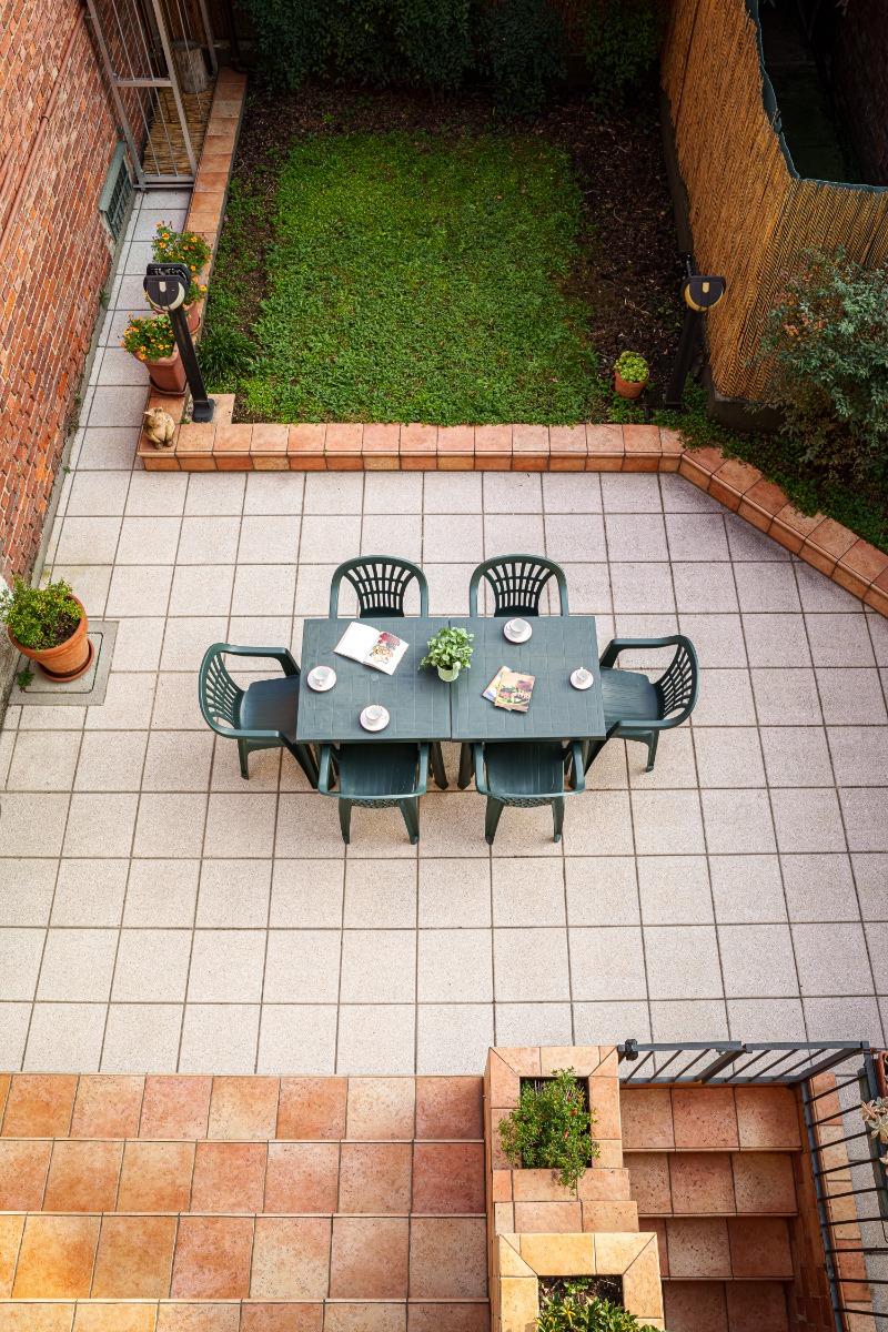 Giardino attrezzato con tavolo e sedute