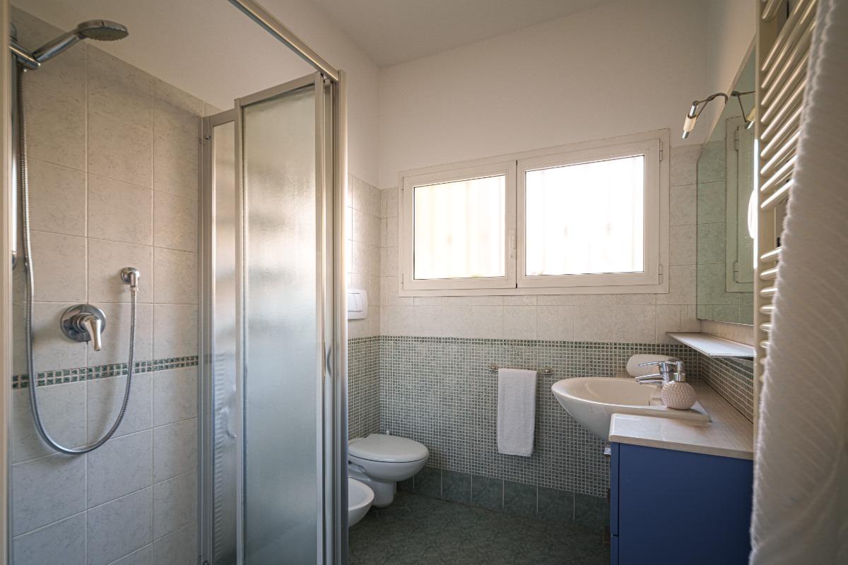 Bagno familiare con doccia