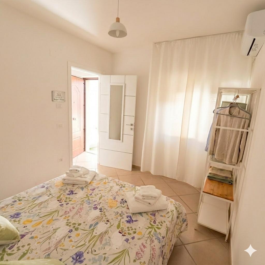 Camera Matrimoniale. Comfort e luminosità a La Casa di Beppe e Madia a Bisceglie. Stanza climatizzata con arredi moderni per il tuo relax in Puglia