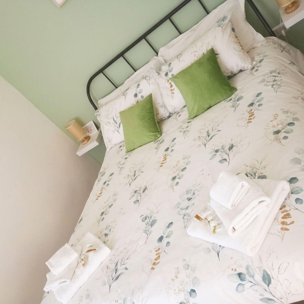 Camera Comfort in Puglia. Riposa nel design naturale de La Casa di Beppe e Madia: letto accogliente, biancheria curata e massimo relax a Bisceglie.