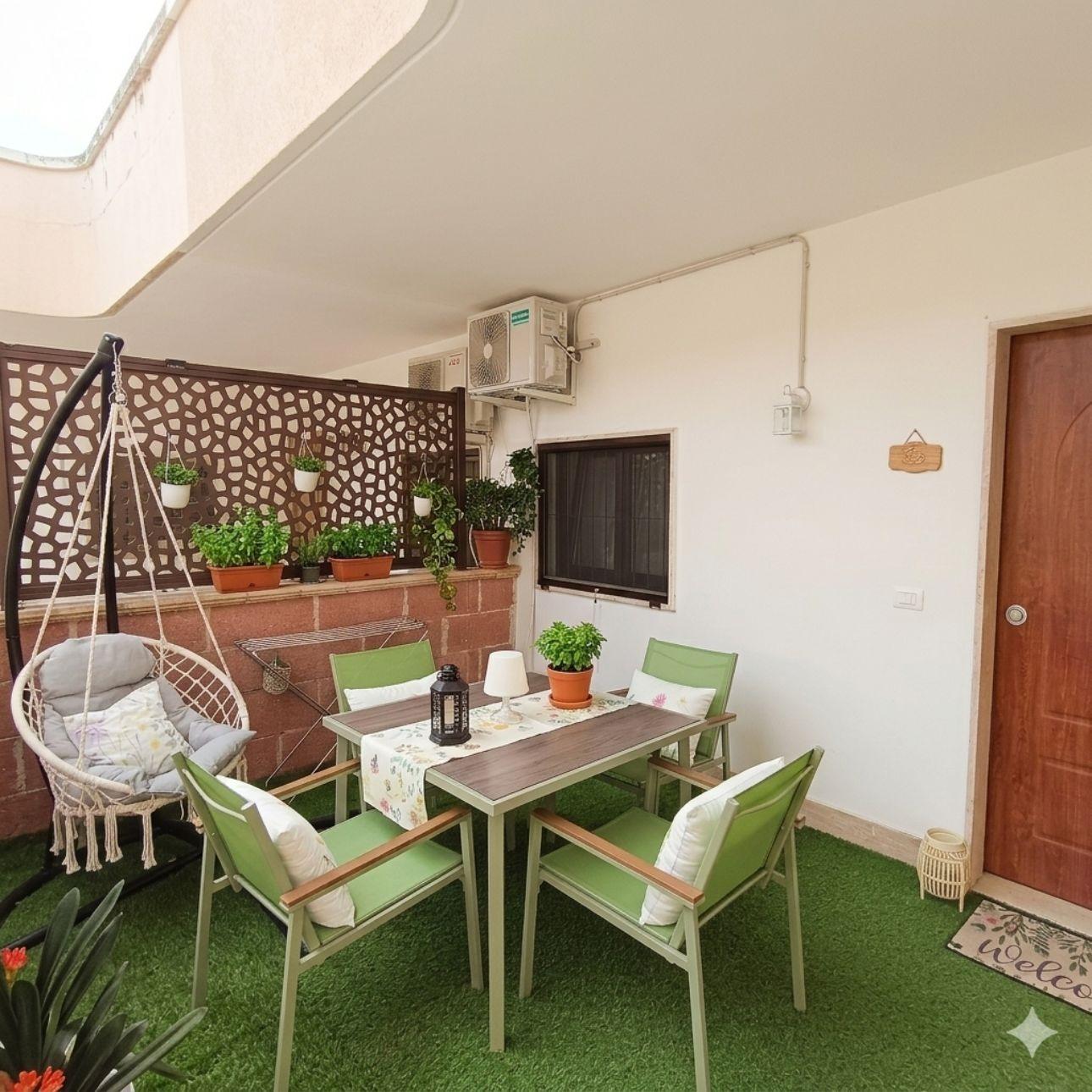 "Scegli l'indipendenza: La Casa di Beppe e Madia offre un appartamento con ingresso autonomo e patio privato. Area relax esterna ideale per colazioni