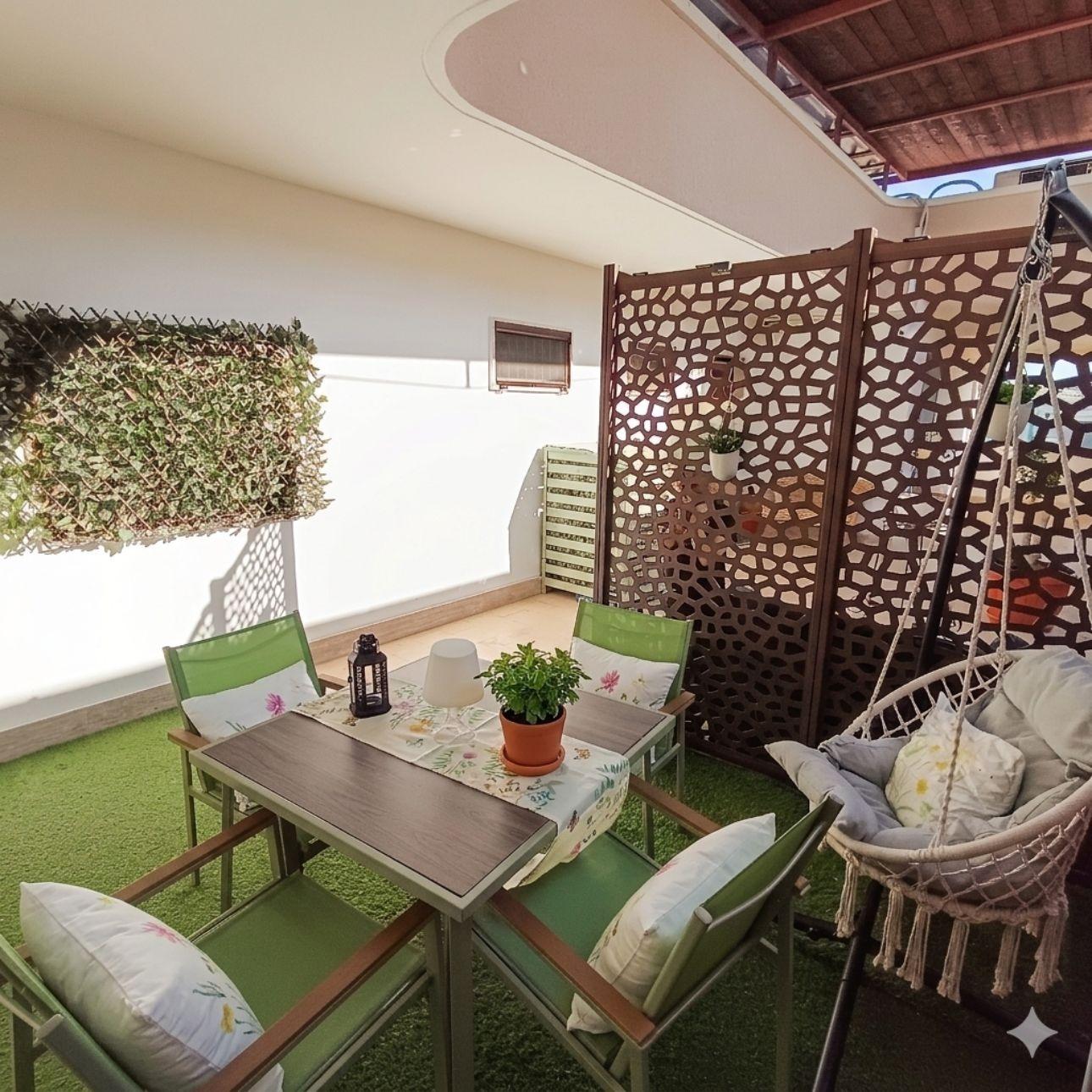 Relax in Puglia. Goditi la veranda de La Casa di Beppe e Madia: prato, dondolo e area pranzo per colazioni all'aperto nel cuore di Bisceglie.