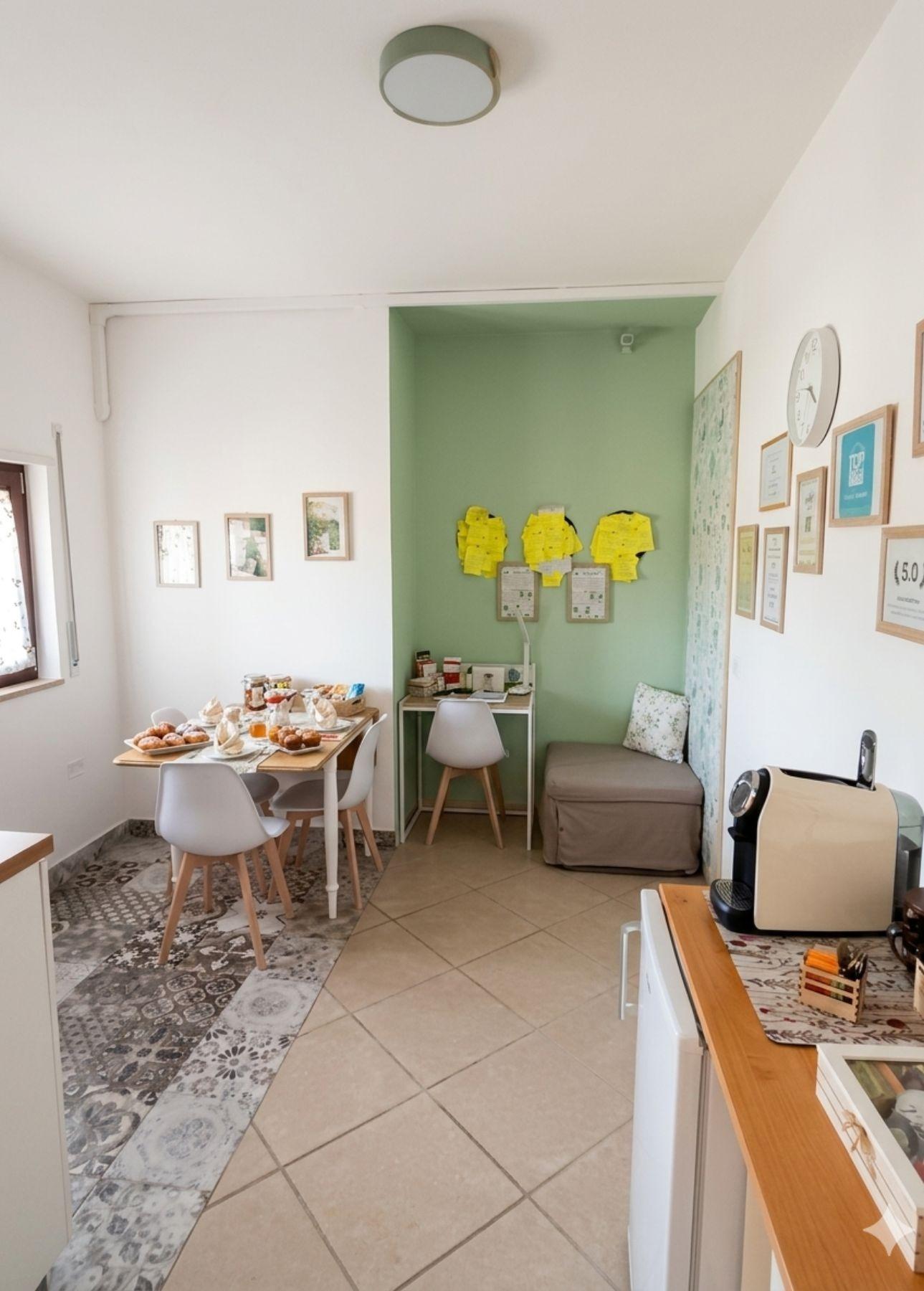 Area Living e Breakfast. Spazi luminosi a La Casa di Beppe e Madia a Bisceglie. Zona colazione e relax accogliente per il tuo soggiorno in Puglia.