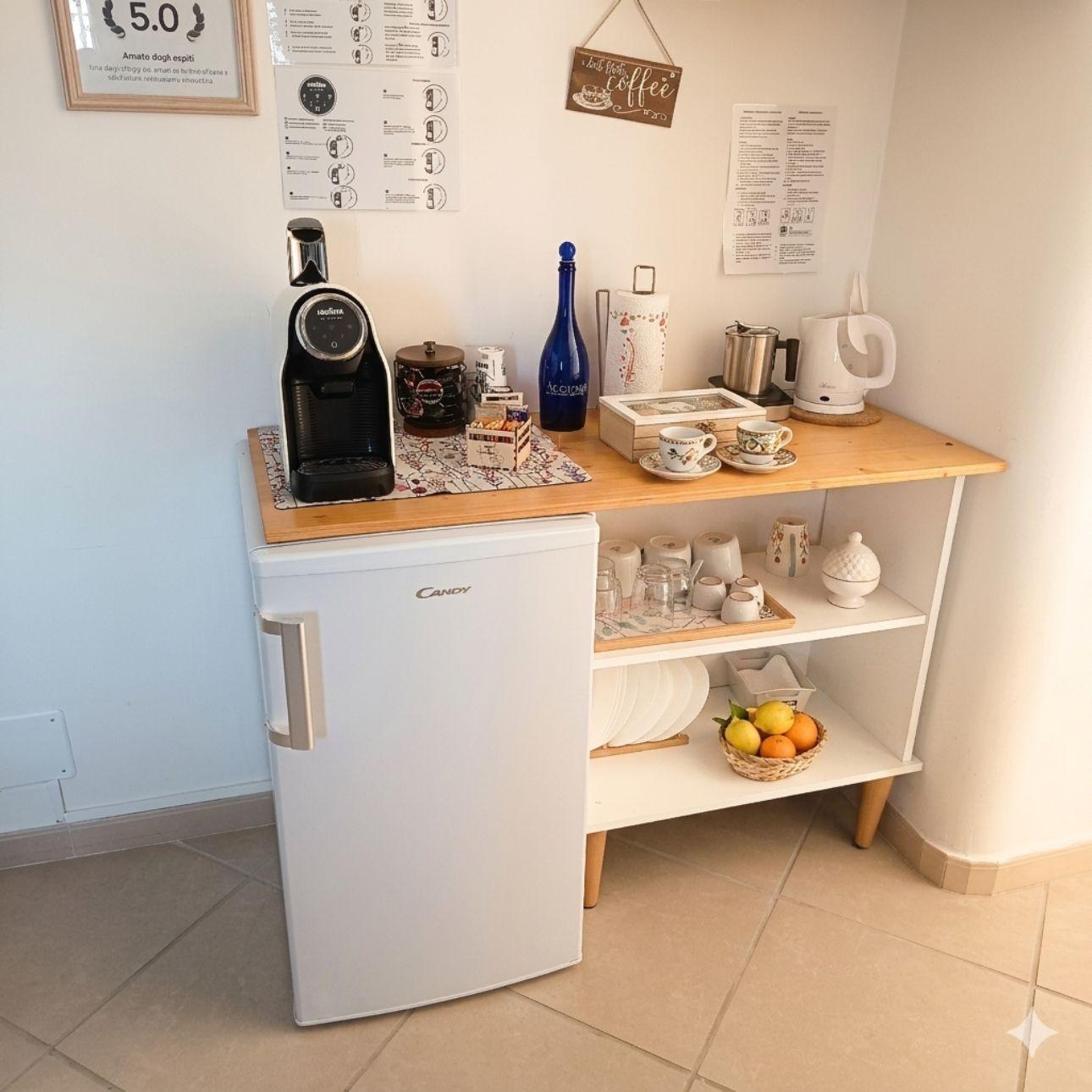 Area Break e Cucina. Praticità a La Casa di Beppe e Madia a Bisceglie. Frigo, macchina caffè e bollitore per il tuo massimo comfort in Puglia.