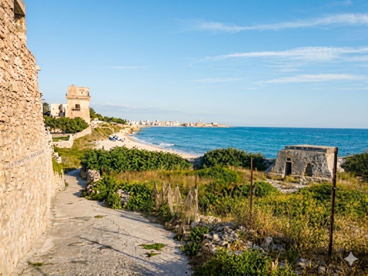 Spiaggia La Torretta. Goditi il mare della Puglia a pochi minuti d'auto da La Casa di Beppe e Madia. Relax e acque cristalline vicino a Bisceglie.