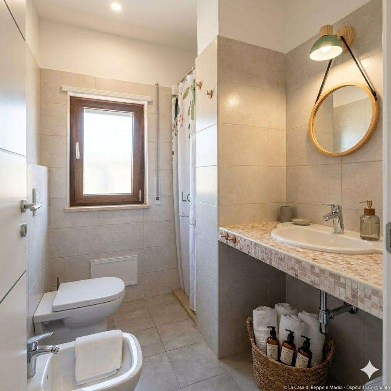 Bagno Privato Moderno. Comfort e igiene impeccabile a La Casa di Beppe e Madia a Bisceglie. Bagno completo con doccia e kit cortesia in Puglia.
