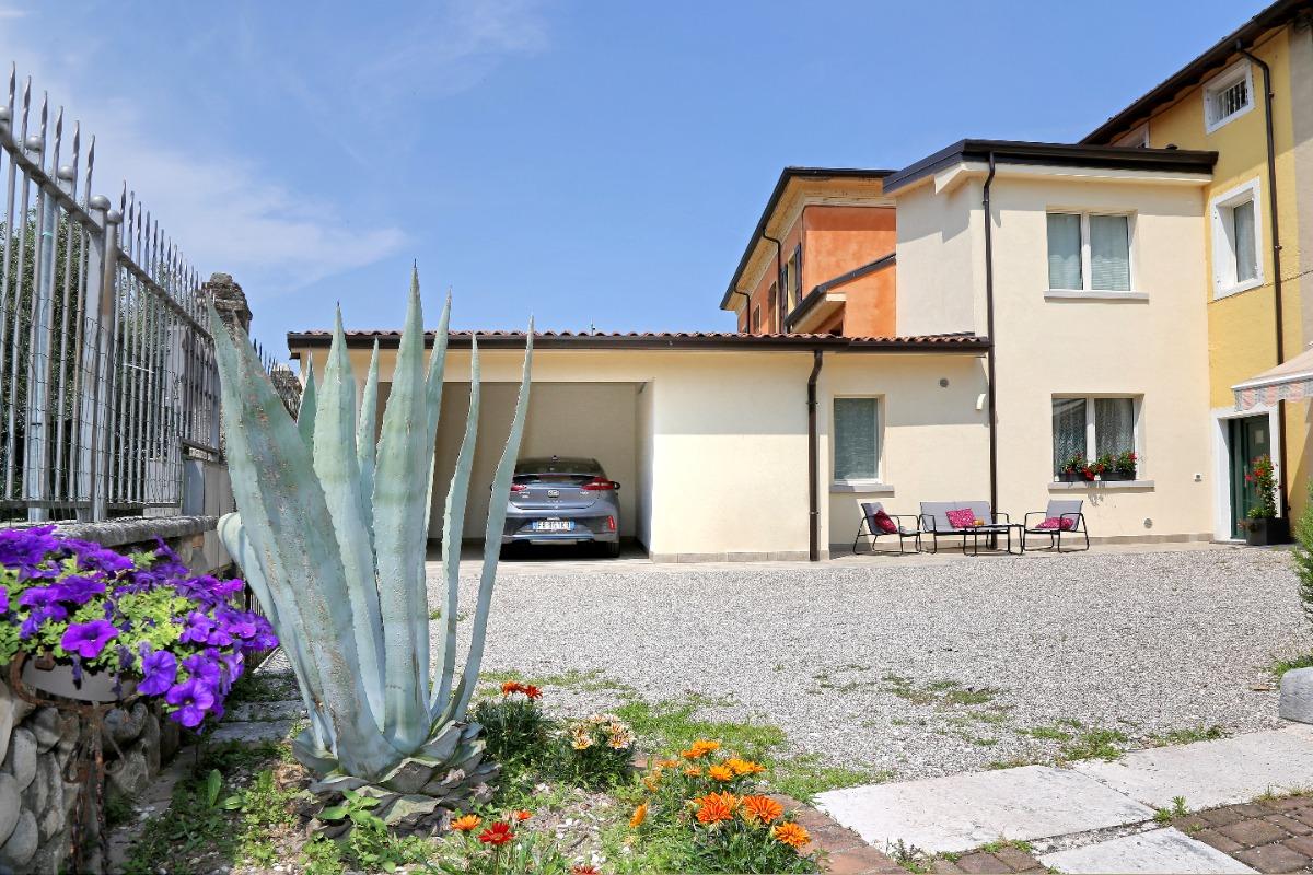 Vista esterna cortile e posto auto coperto