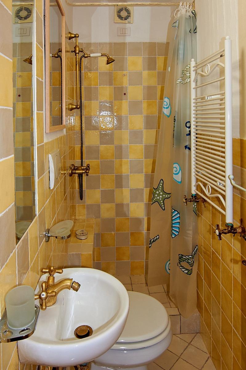 bagno camera gialla