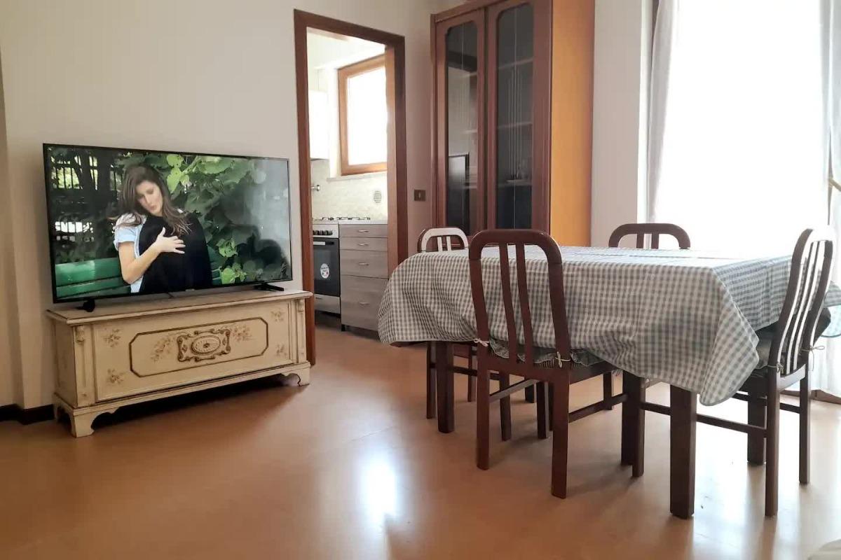 Smart TV (55') e tavola da pranzo