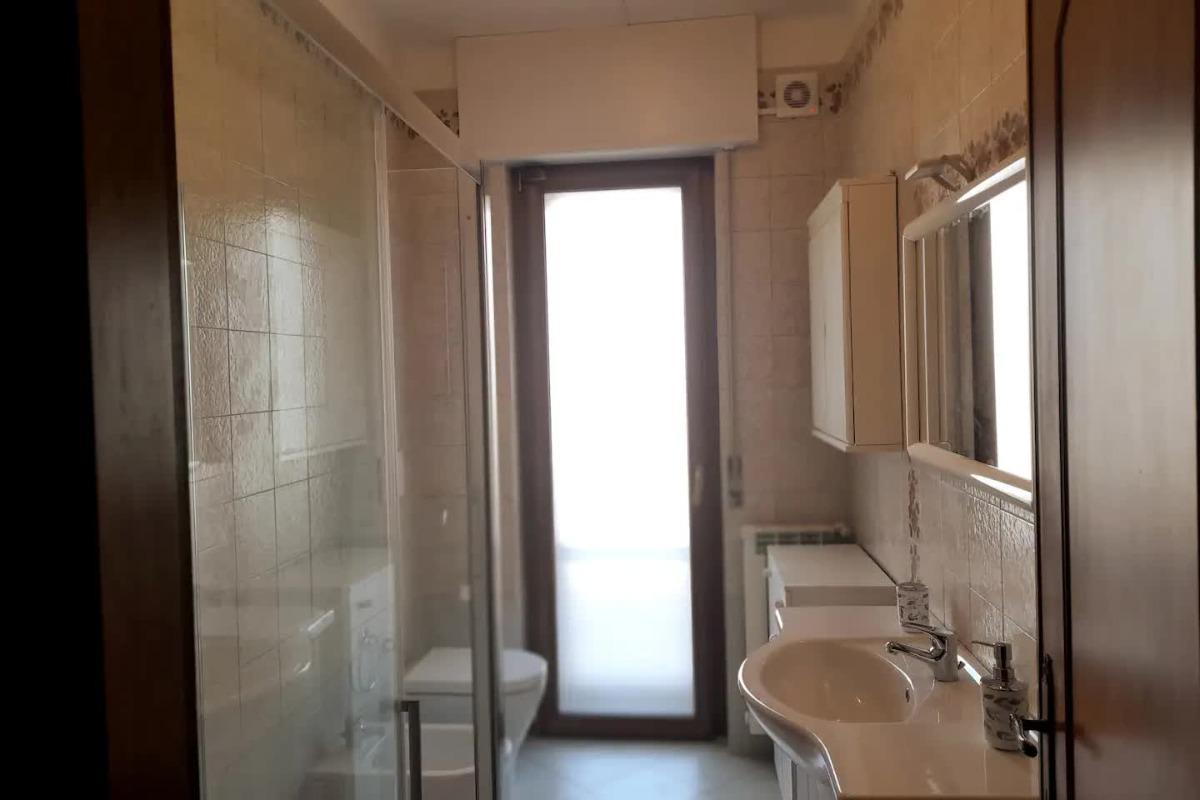 Bagno con finestra su balcone