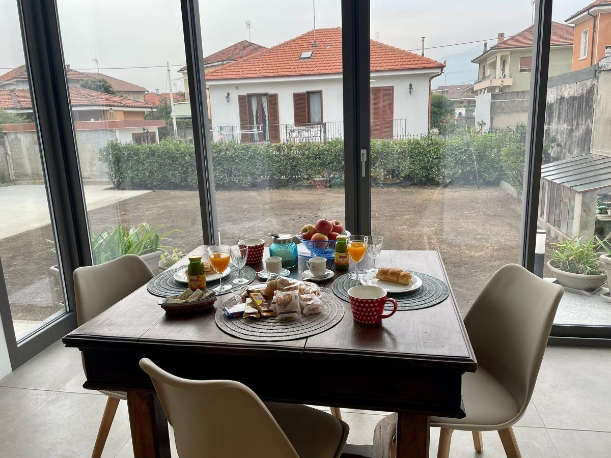 Tavolo colazione in serra-solare