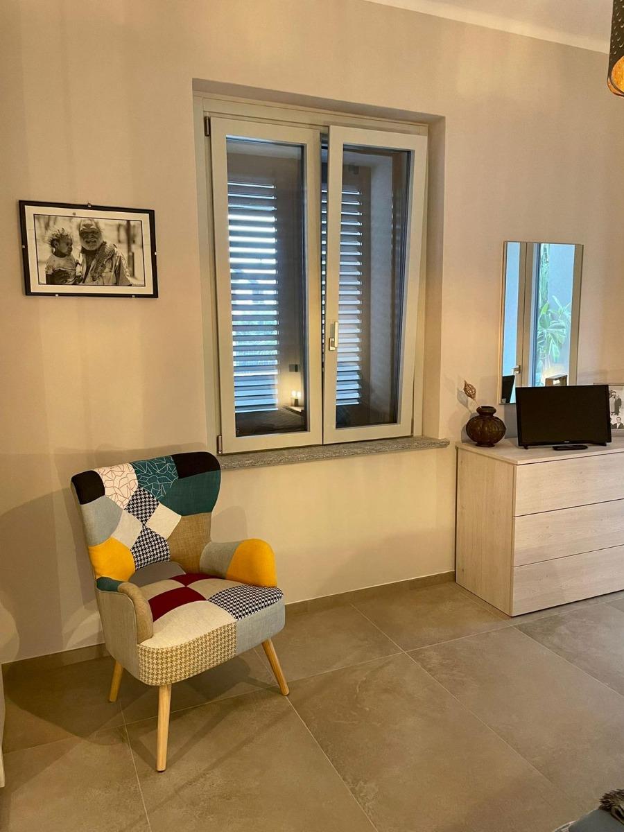 Poltrona e mobile tv con specchiera