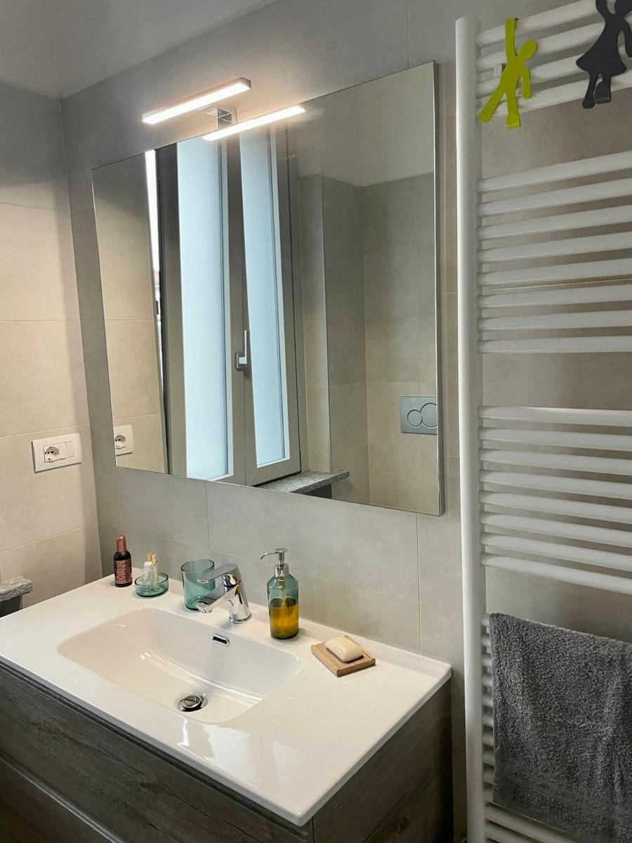 Bagno (lavandino e specchiera)