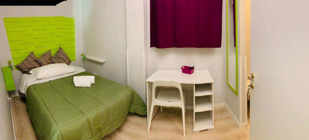 Camera singola con letto francese con bagno esterno ad uso esclusivo per gli ospiti di questa camera