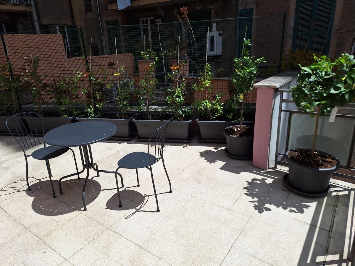 Terrazzo con piante e tavolo per i nostri clienti ove trascorrere momenti di relax secondo piano