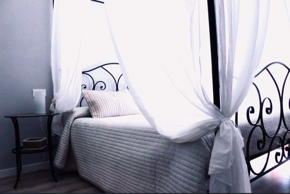 Camera da letto matrimoniale con baldacchino, romantica, che immette sul patio con tavolo e sedie per trascorrere momenti di relax