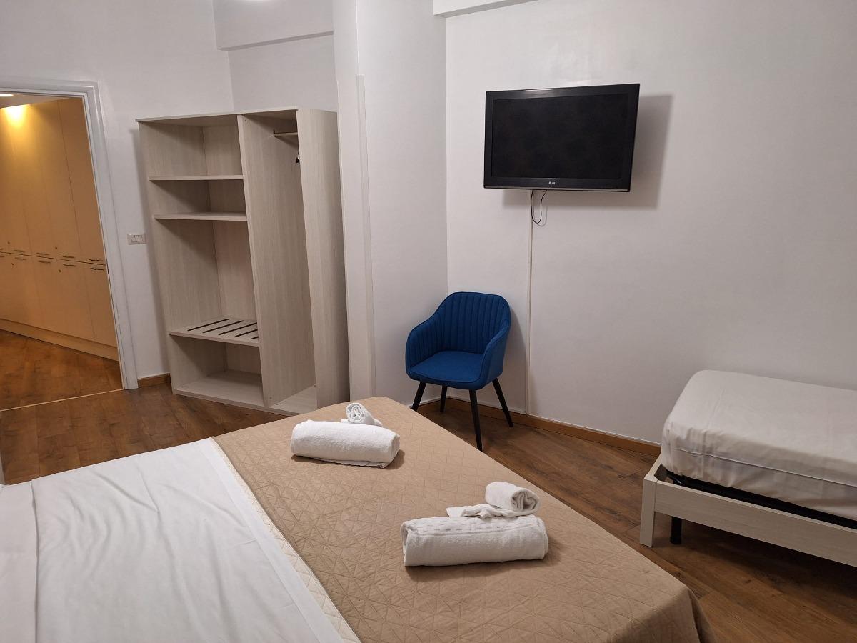 Camera tripla con bagno esterno ad uso esclusivo per gli ospiti di questa camera ed esterno