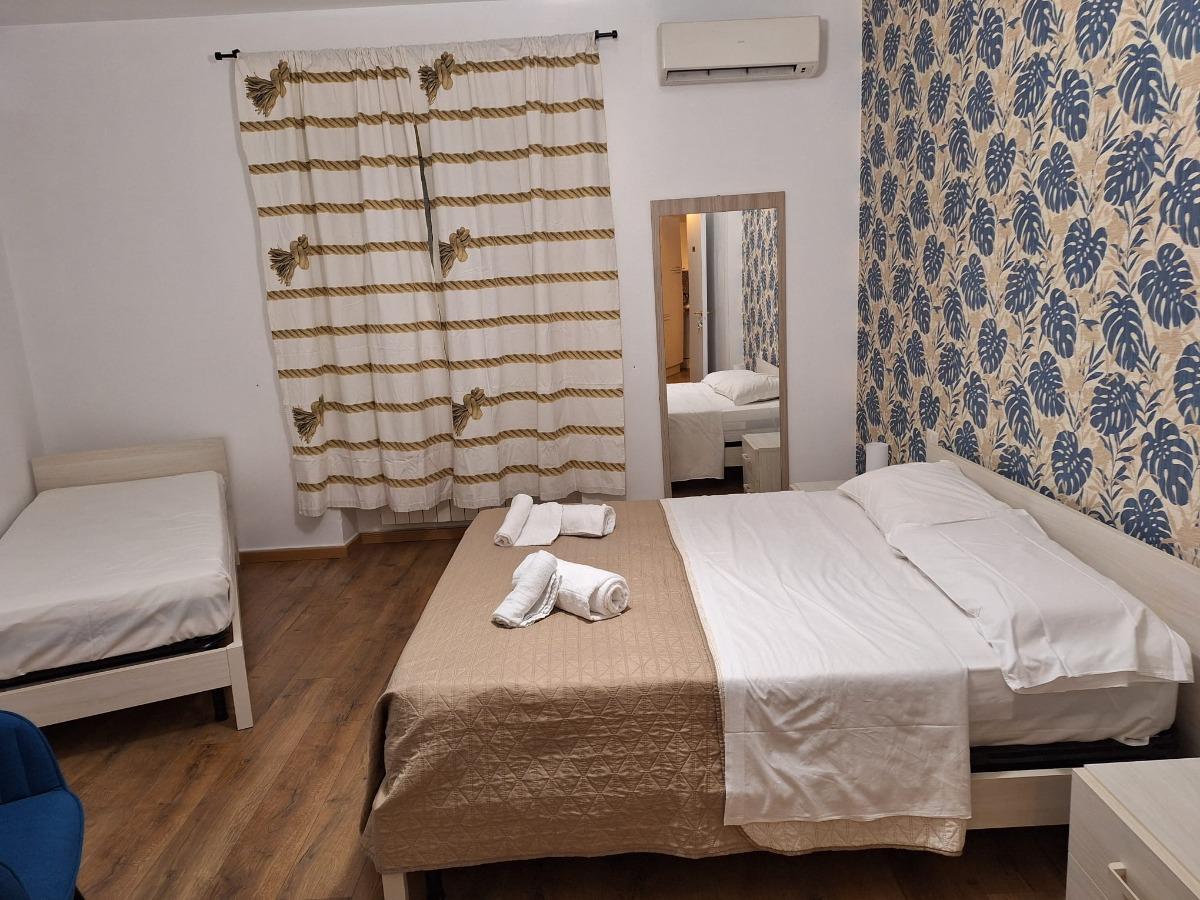 Camera tripla con bagno esterno ad uso esclusivo per gli ospiti di questa camera ed esterno