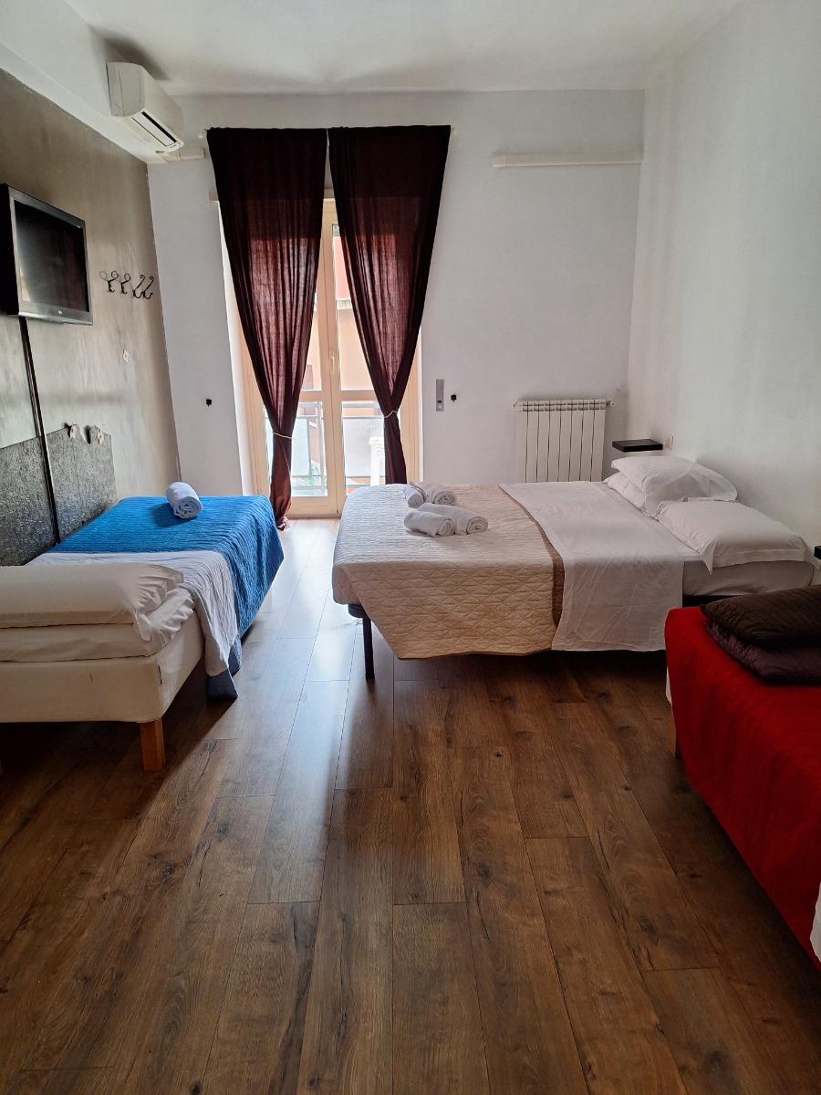 Camera quadrupla appartemento prio piano con bagno esterno esclusivo solo per questa camera