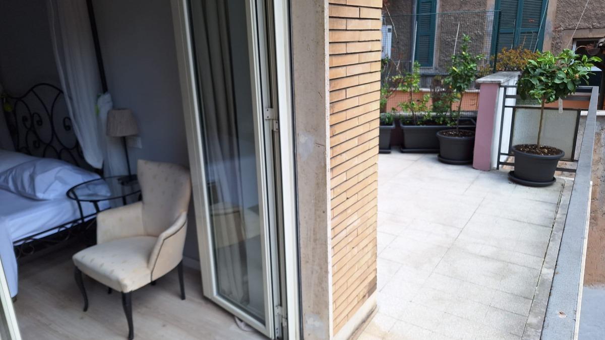 Camera da letto matrimoniale con baldacchino, romantica, che immette sul patio con tavolo e sedie per trascorrere momenti di relax