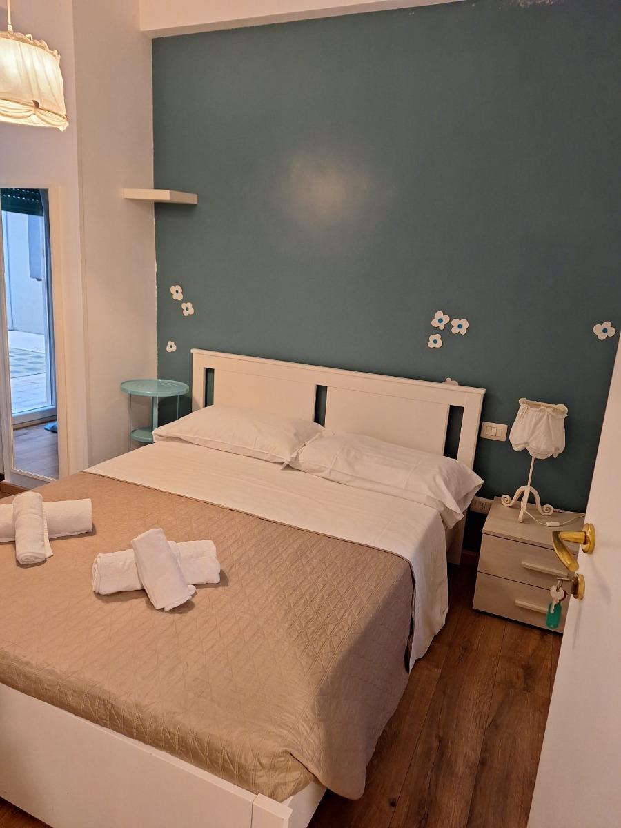 Camera da letto matrimoniale con bagno in camera appartamento primo piano