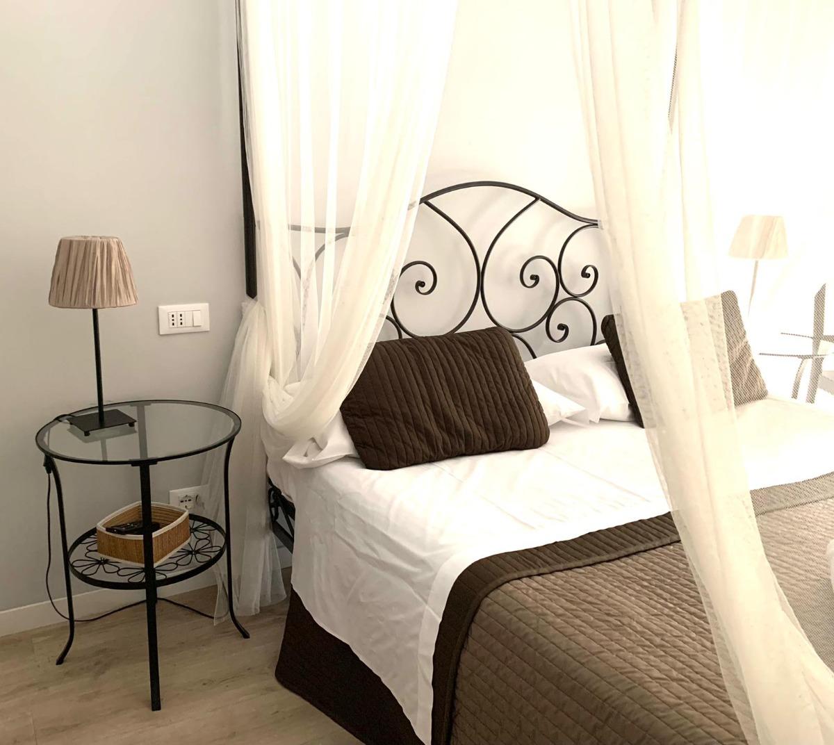 Camera da letto con baldacchino che immette nel patio esterno arredato con tavolo sedia e piante ove trascorrere serate romantiche vedi foto n. 14