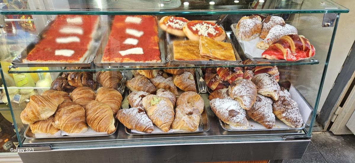 La colazione di B&B DA ARY COLORFUL ROOMS