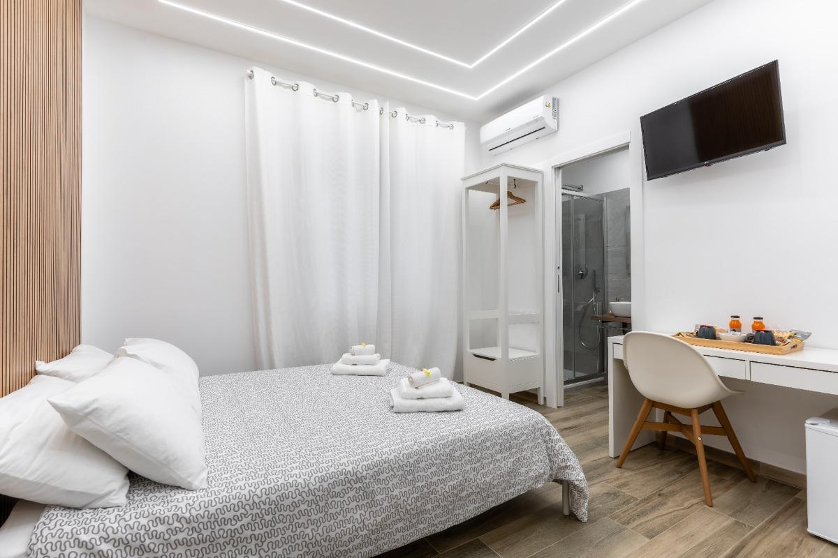 Comfortable Double Room with hotel like equipment.