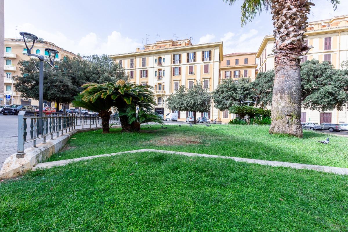 Piazza Galilei. Palazzo storico sullo sfondo