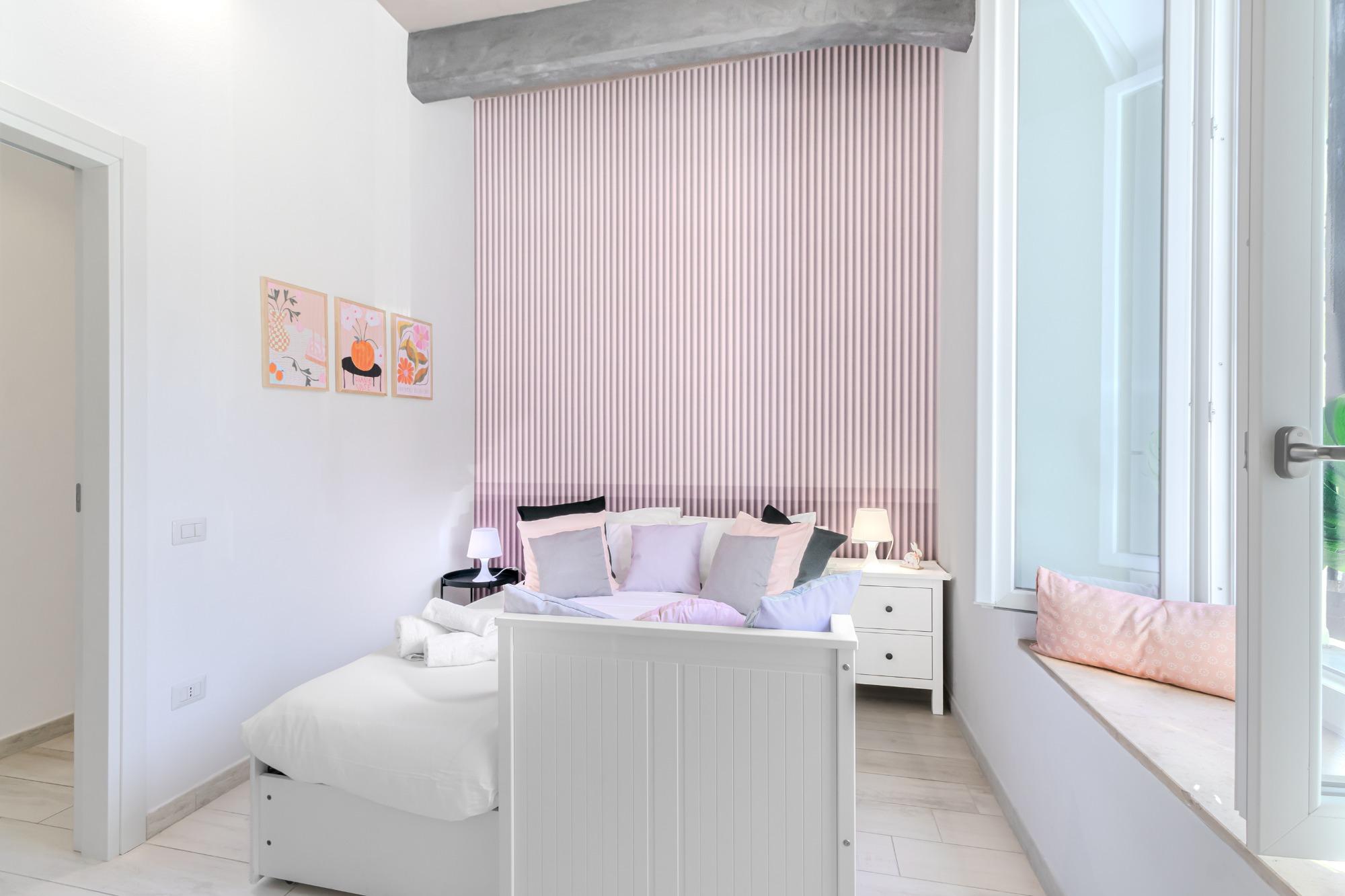 cameretta. esempio con letto singolo aperto in comodo matrimoniale