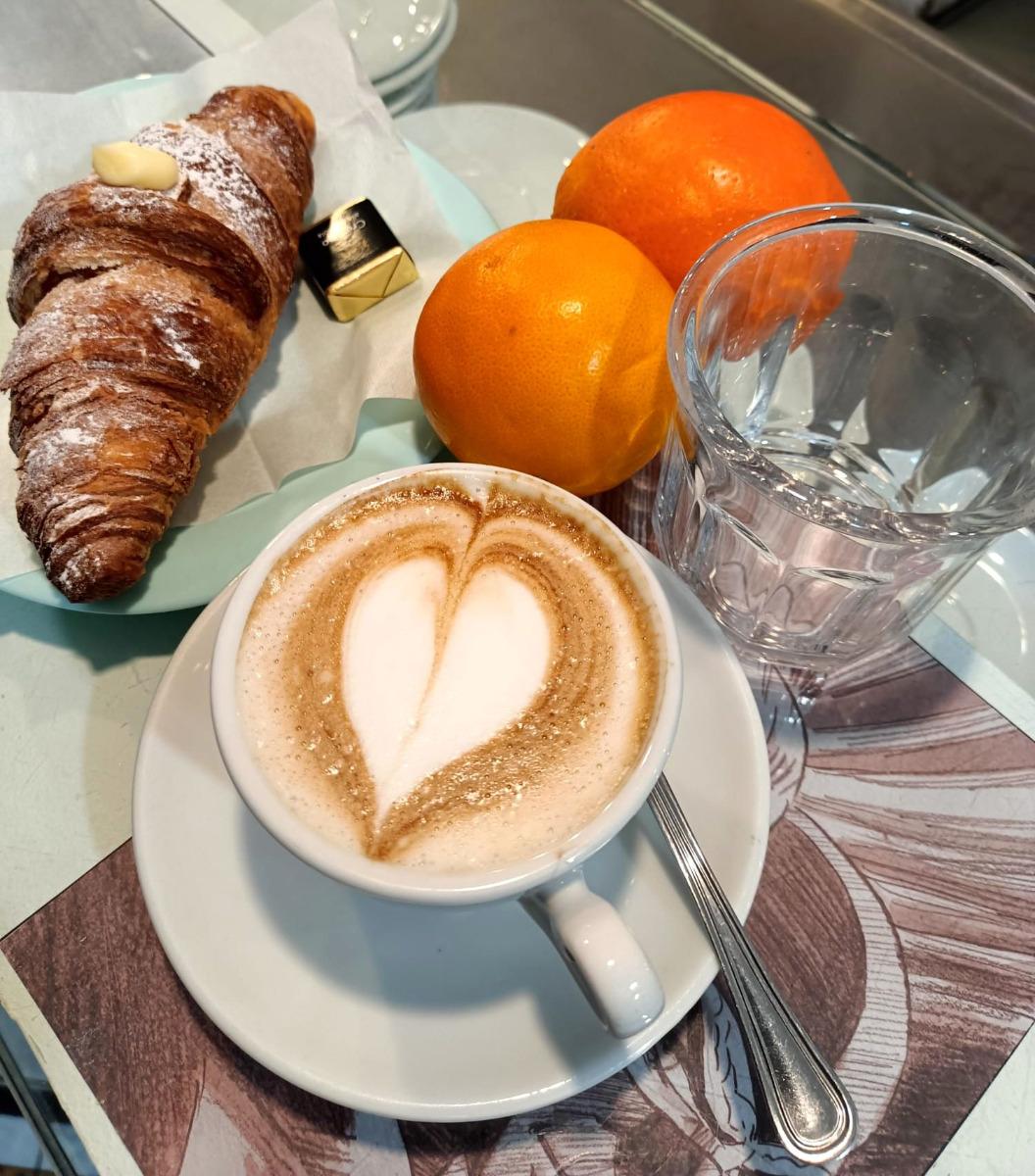 La colazione di SANSIROFIERA ROOMS