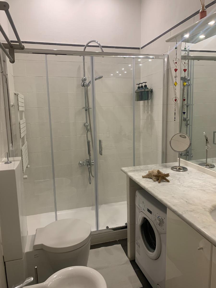 Bagno con sanitari di alta qualita', Duravit, del famoso architetto francese Philippe Starck, e con ampia doccia. Presente anche lavatrice.