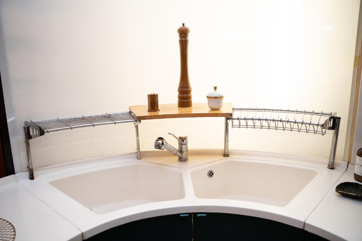 Grande lavandino bianco con tanto spazio. Illuminazione a LED