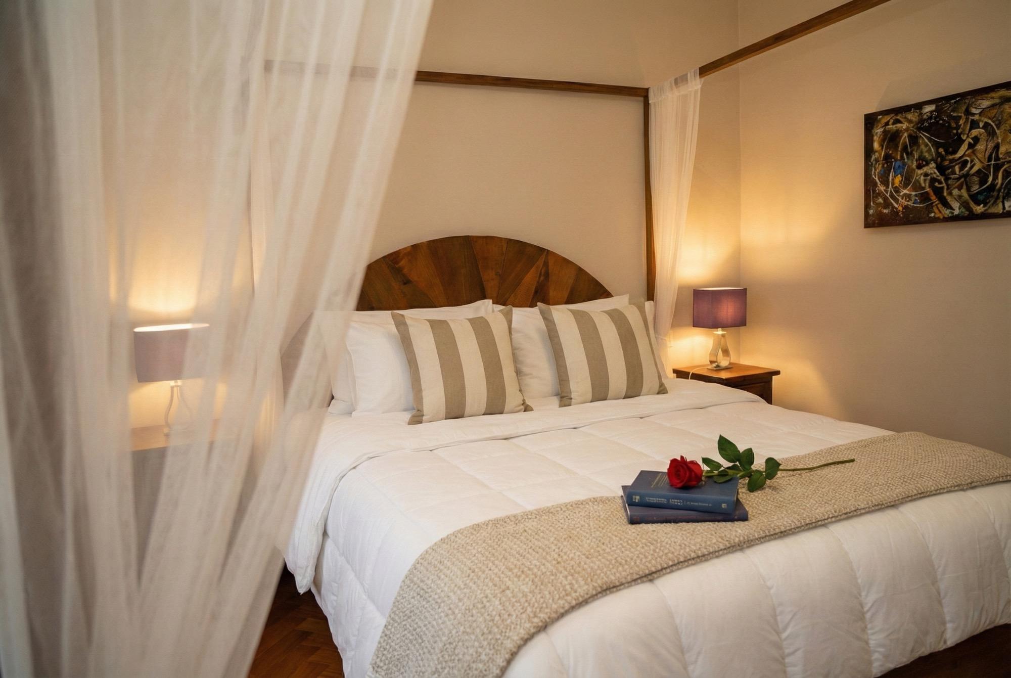 Camera da letto 1. Il letto a baldacchino e le reti bianche danno un tocco romantico alla camera da letto.