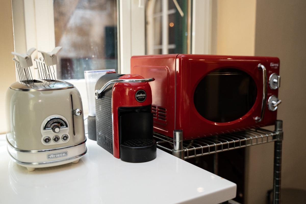 Attrezzatura vintage: microonde, bollitore, tostapane