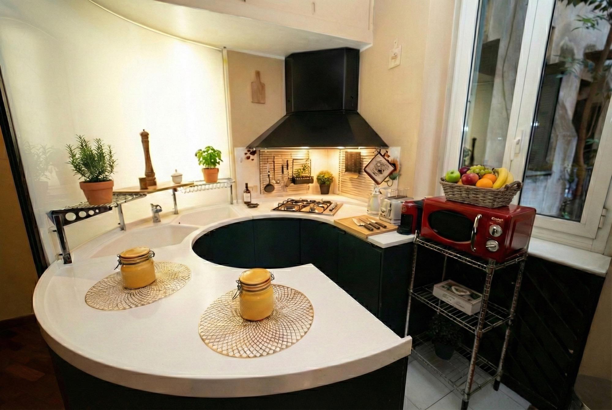 Una cucina arrotondata molto particolare. Non lo troverai da nessun 'altra parte. Dispone di tutte le attrezzature di cui potresti aver bisogno.