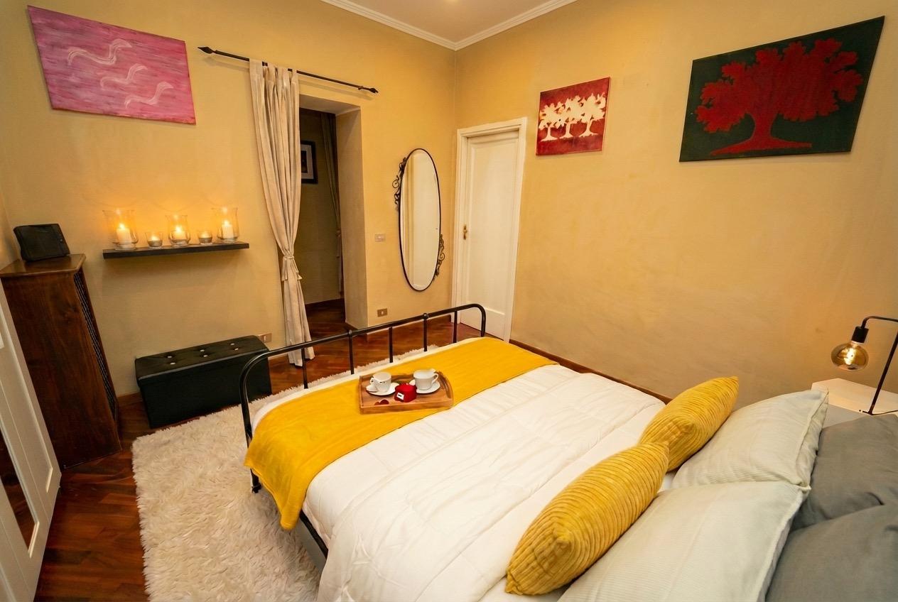 Camera da letto 2. Deposito bagagli, con tanto spazio all'interno. Riscaldatore. Modem Wi-Fi. Elegante specchio ellittico.