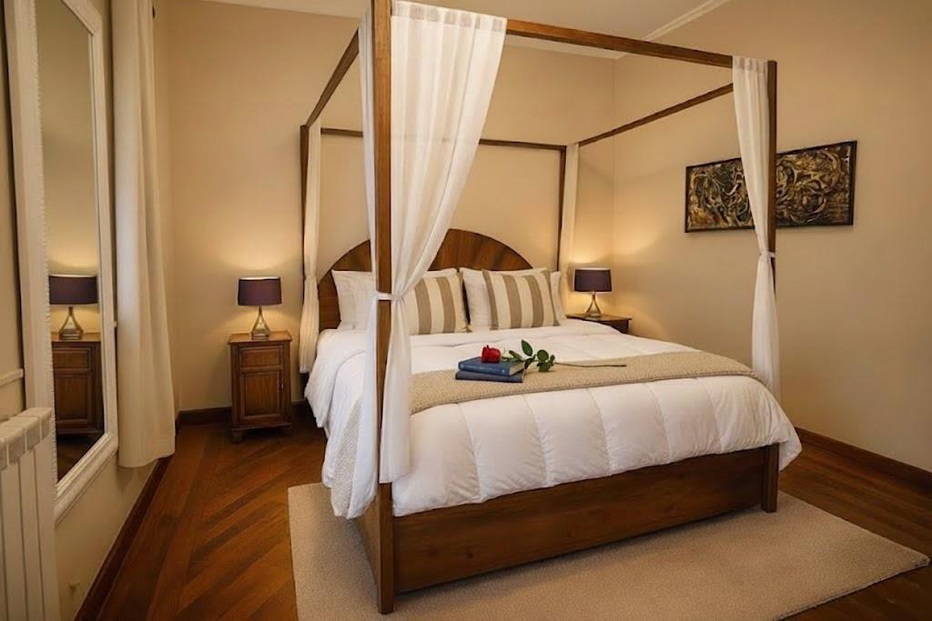 Romantica camera da letto matrimoniale con materasso king-size, set di cuscini diversi per massimo comfort.